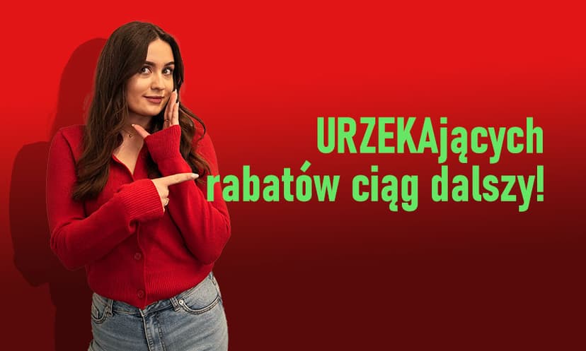 Kobieta w czerwonym swetrze i dżinsach uśmiecha się i wskazuje w prawo, gdzie duży zielony polski tekst brzmi URZEKAjących rabatów ciąg dalszy! na czerwonym tle, przypominającym automatycznie zapisany szkic ożywiony.