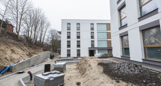 Zawieszenie wiechy na osiedlu Robinia